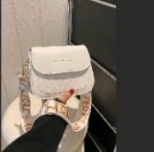 Bolso cruzado de mujer con textura elegante