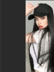 Gorra con extensiones de cabello largo